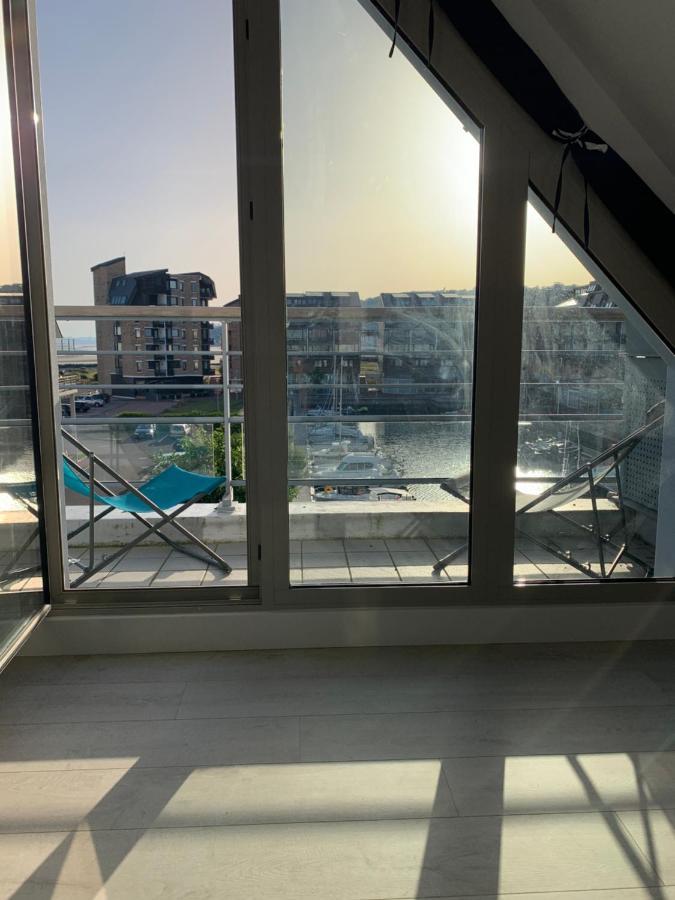 Blue Bay Studio Terrasse Довил Екстериор снимка